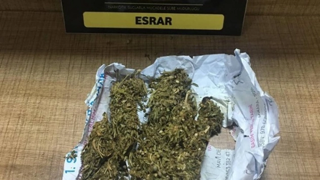 Şüpheli otomobilden uyuşturucu çıktı