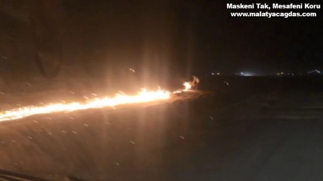 Şüpheli şahsın gece vakti anız yakma anı kamerada