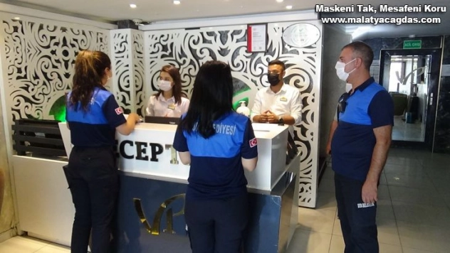 Sur zabıtası yaka kameralarıyla otellerde denetim yaptı