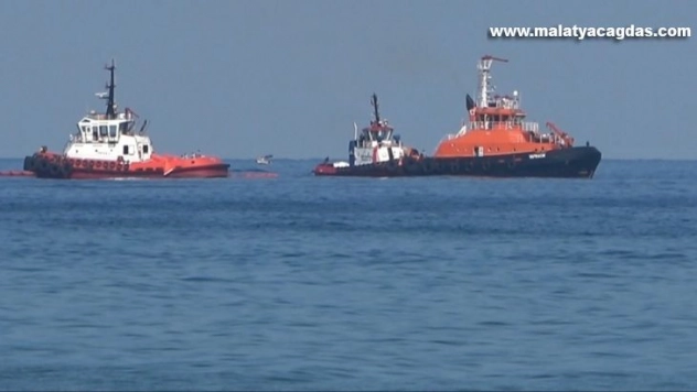 Suriye'den gelen petrol, 14 kilometrelik Samandağ sahilini sardı