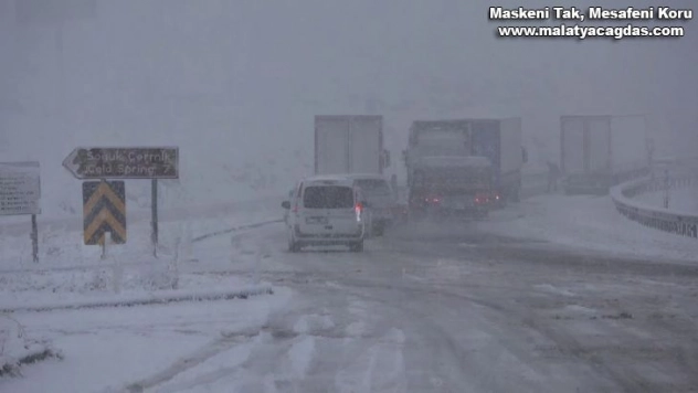 Sürpriz kar yolda bıraktı