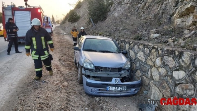 Sürücü direksiyon hâkimiyetini kaybetti, otomobil istinat duvarına çarparak durabildi