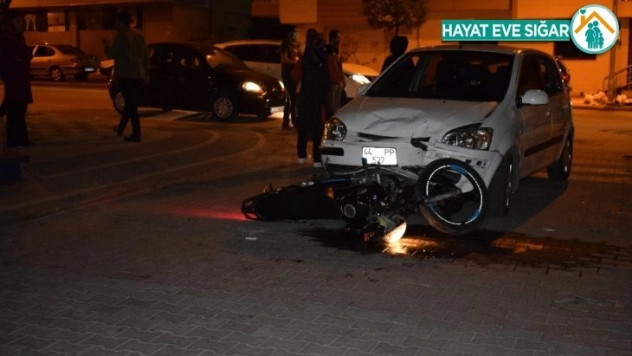 Motosiklet, otomobilin altında kaldı:1 yaralı