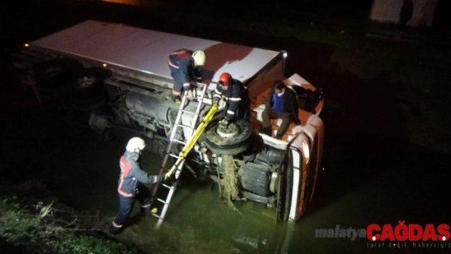 Sürücüsünün direksiyon hakimiyetini kaybettiği kamyon dereye uçtu