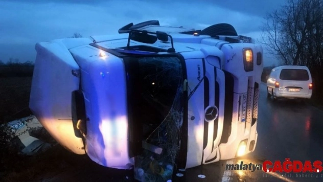 Sürücüsünün kontrolünden çıkan tır devrildi: 1 yaralı