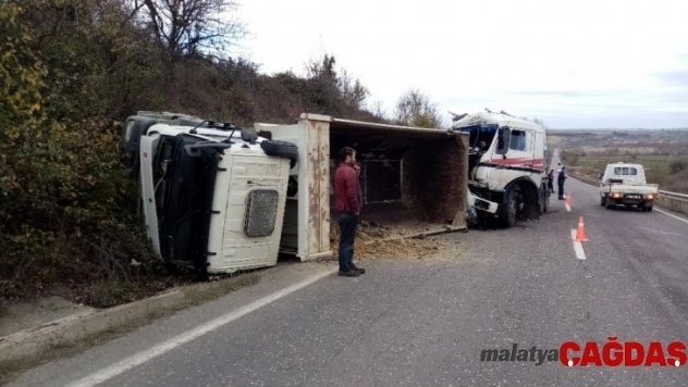 Süt tankeri çarpıştığı kamyonu devirdi: 2 yaralı