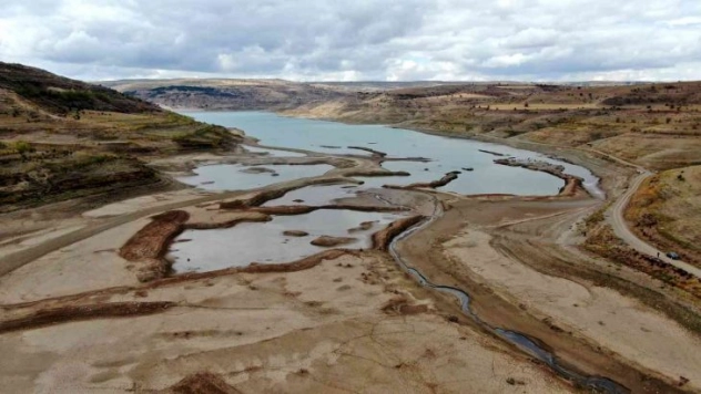 Suyu 1 kilometre çekildi, barajın son görüntüsü korkuttu