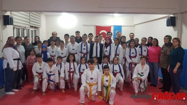 Taekwondo sporcuları kuşak bağladı