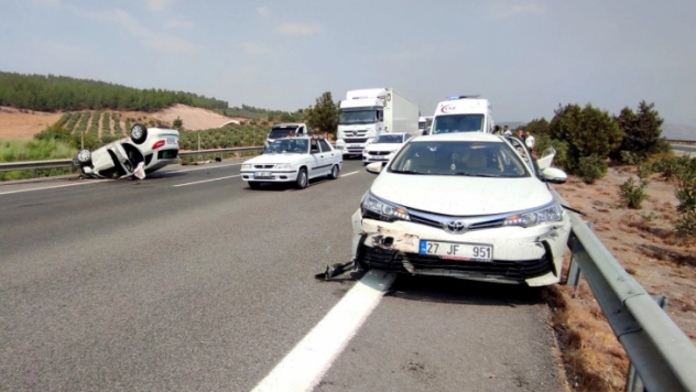 TAG Otoyolunda iki otomobil çarpıştı: 5 yaralı