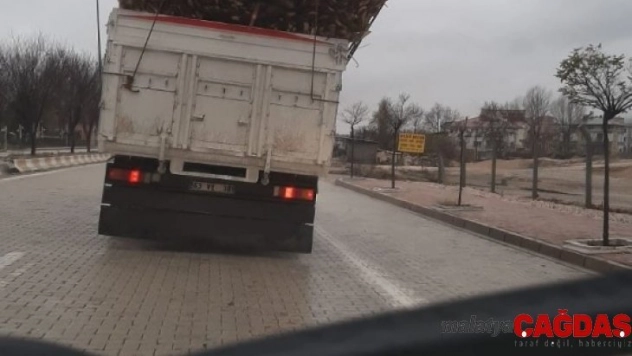 Tahta yüklü kamyon tehlike saçtı