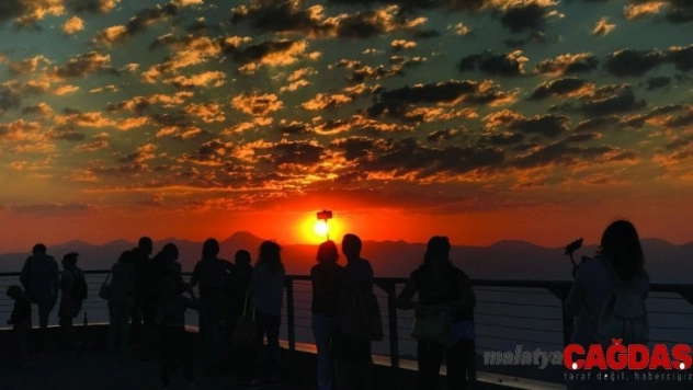 Tahtalı Dağı Zirvesi'nde turistlerin gün batımı keyfi