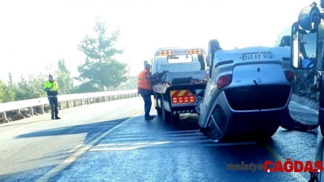 Takla atan araçtan burunları bile kanamadan çıktılar