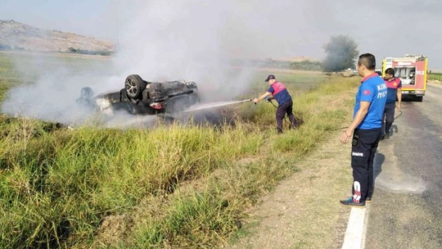 Takla atan otomobil alev topuna döndü