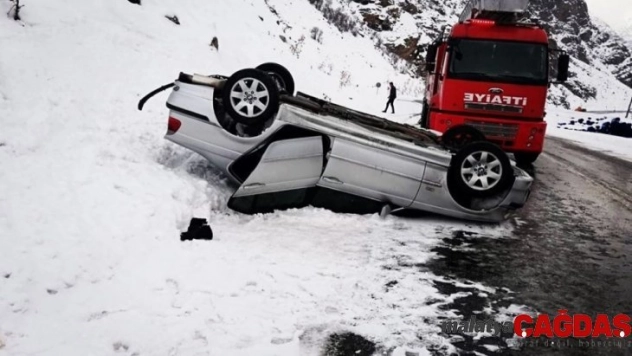 Takla atan otomobilden burnu kanamadan kurtuldu