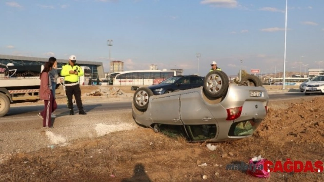 Takla atan otomobilden burunları bile kanamadan çıktılar