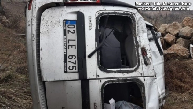 Takla atan otomobilden hafif sıyrıklarla atlattı