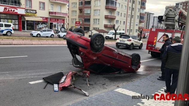 Takla atan otomobilin sürücüsü hafif yaralı olarak kurtuldu