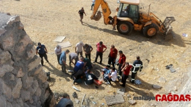 Takla atıp tarlaya uçan otomobil sürücüsü öldü