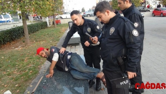 Taksim'de alkollü şahıs kavga ettiği kağıt toplayıcısını bıçakladı