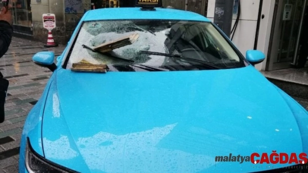 Taksim'de binadan düşen kartonpiyerler taksinin camına saplandı