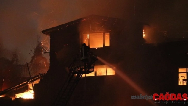 Takviye ekiplerin müdahalesiyle mobilya atölyesindeki dev yangın söndürüldü