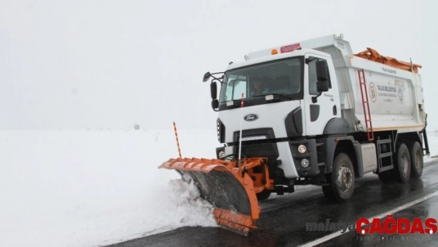Talas'ta karla mücadele aralıksız sürüyor
