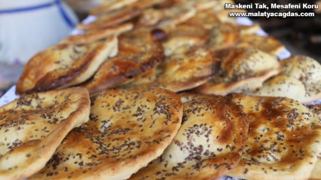 Tandır fırında pişirilen bilik ekmeği kadınların elinde yeniden hayat buldu