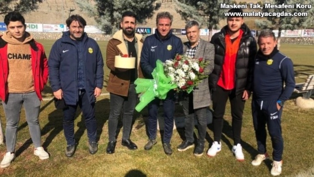 Taraftar Hamzaoğlu'nun doğum gününü kutladı