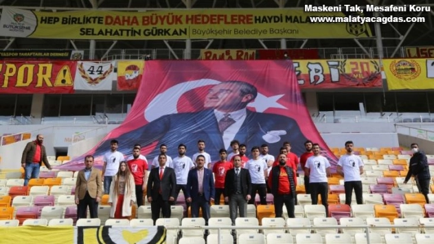 Taraftarlardan 18 Mart'ta şehitleri andı