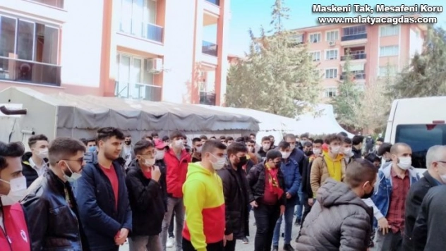 Taraftarlardan şehit ailesine taziye ziyareti