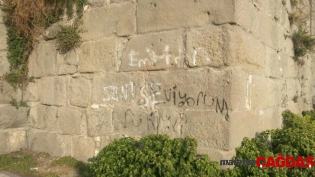 Tarihi Amasra kalesinin surlarını bilinçsizce boyadılar