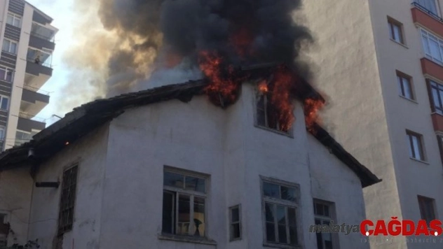 Tarihi Ankara evi, alevlere teslim oldu