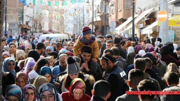 Tarihi camide Regaip Kandili yoğunluğu
