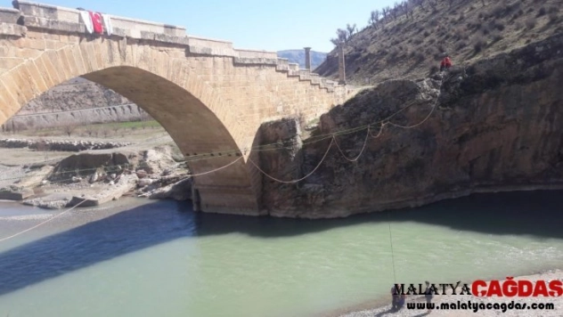 Tarihi Cendere Köprüsünde tatbikat