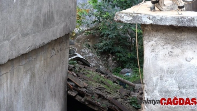 Tarihi hamam binaların arasında kaderine terk edildi