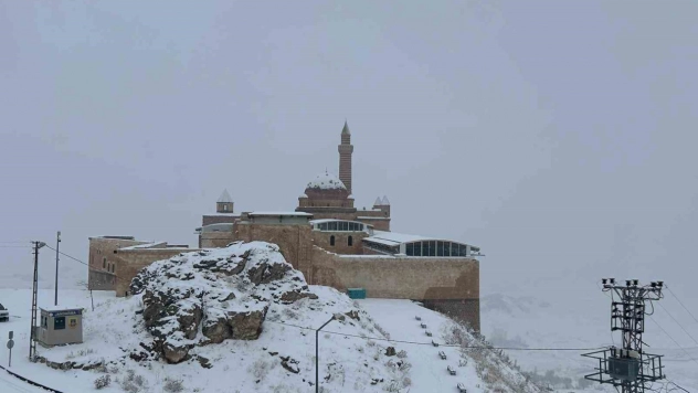 Tarihi İshak Paşa Sarayı beyaza büründü