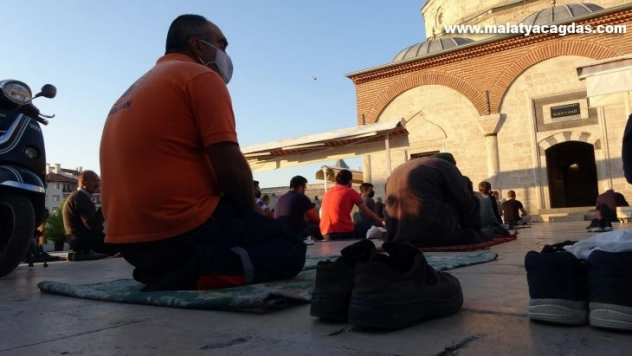 Tarihi Kale Cami'de bayram namazı