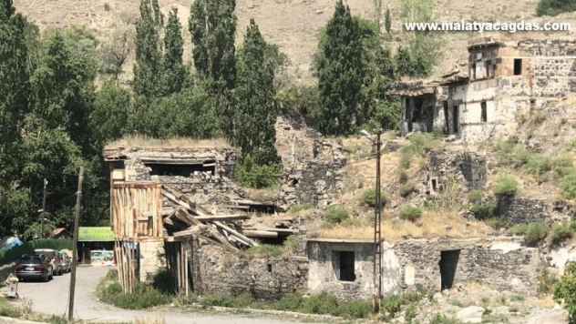 Tarihi Kars Evleri tamamen yıkıldı