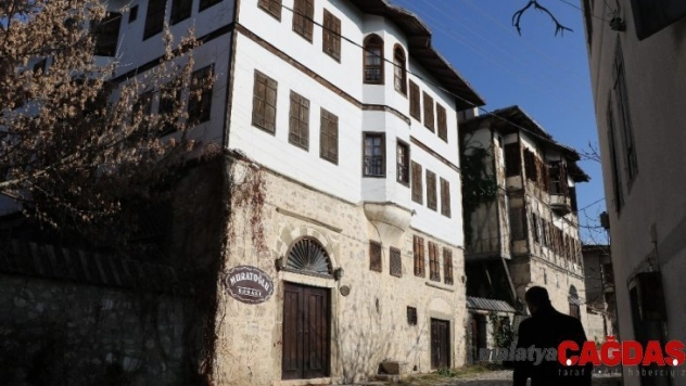 Tarihi konakları soydular