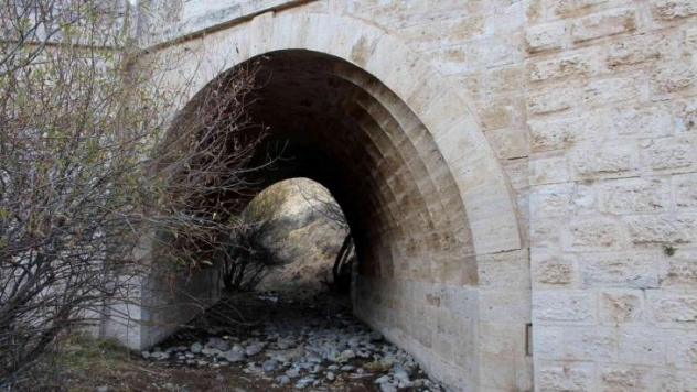 Tarihi köprü ilginç mimarisi ile dikkat çekiyor