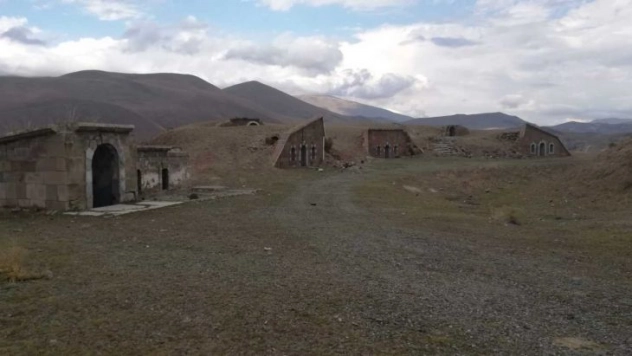 Tarihi tabya hayvan barınağına dönüştü