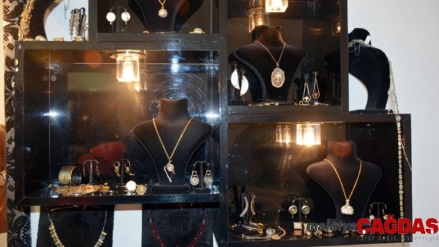 Tarihten ve doğadan esinlendiklerini takılarına işliyor