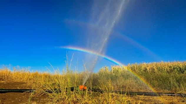 Tarım sulama borusu patladı, oluşan gökkuşağı görsel şölen oluşturdu