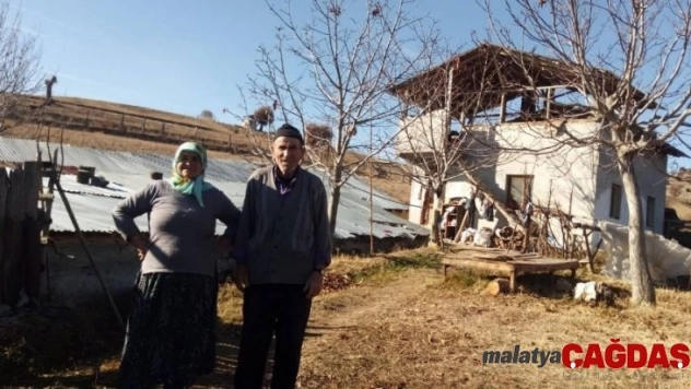 Tarım ve hayvancılık yapan köylüler elektrik bekliyor