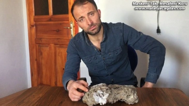 Tarla sürerken tesadüfen buldu, esrarengiz taşın incelenmesini istiyor