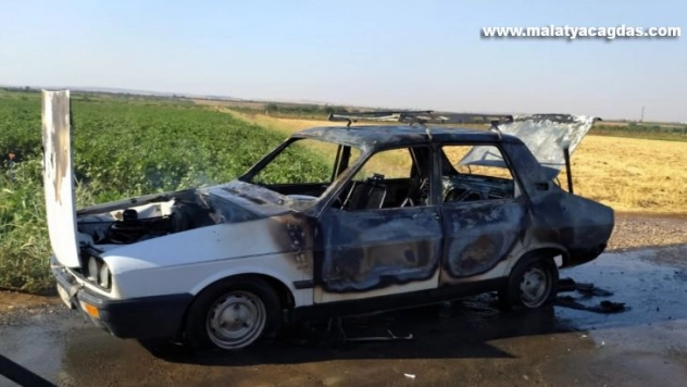 Tarlaya giderken otomobili yandı