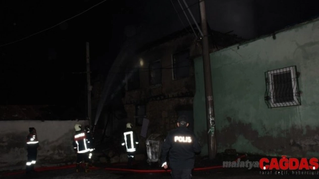 Tarsus'ta iki evin kullanılmaz hala geldiği yangın mahalleliyi korkuttu