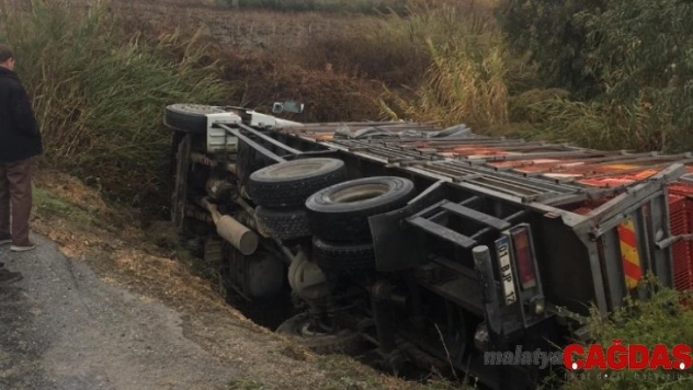 Tarsus'ta kamyon yoldan çıktı