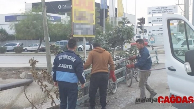 Tarsus'ta kent estetiğini bozan tabelalar toplanıyor