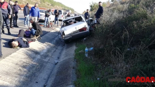 Tarsus'ta otomobil takla attı: 3 yaralı